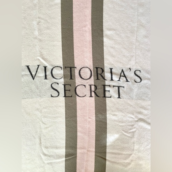 Victoria’s Secret Logo Spellout Super Soft Large Throw Blanket Fringe Edge 2016 - Picture 2 of 7